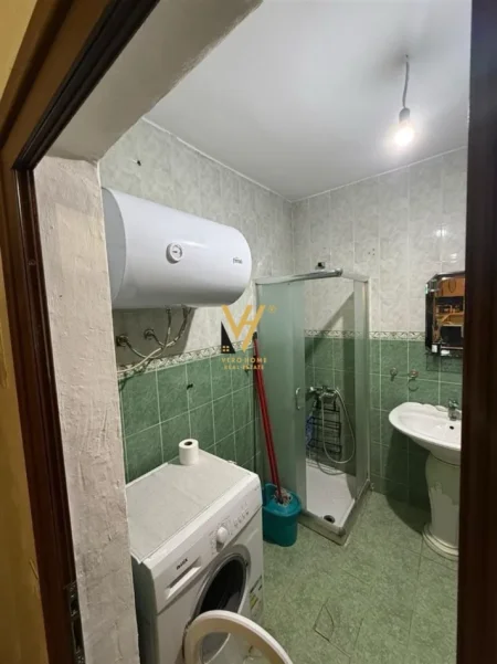 Tirane, jepet me qera apartament 2+1+Ballkon Kati 5, 100 m² 770 € (KOMUNA E PARISIT)