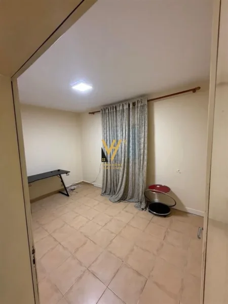 Tirane, jepet me qera apartament 2+1+Ballkon Kati 5, 100 m² 770 € (KOMUNA E PARISIT)