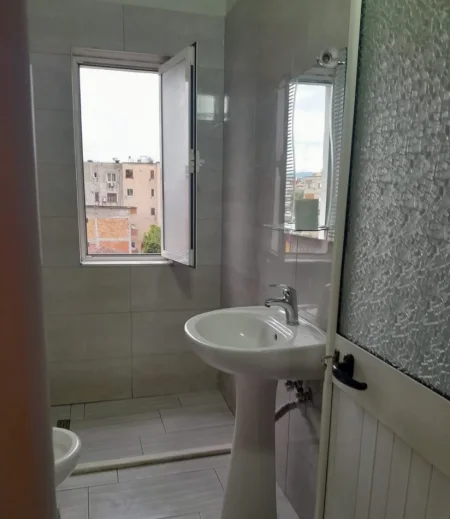 Tirane, jepet me qera apartament 1+1 Kati 6, 60 m² 380 € (Rruga Bardhyl)