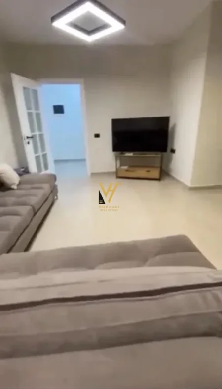 Tirane, jepet me qera apartament 2+1+Ballkon Kati 3, 110 m² 720 € (KOMUNA E PARISIT)