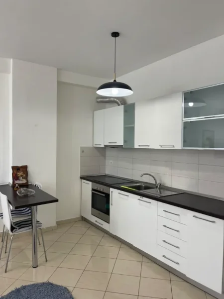 Tirane, jepet me qera apartament 1+1+PARKIM, Kati 4, 75 m² 600 € (BULEVARDI I RI , RRUGA KARL GEGA)