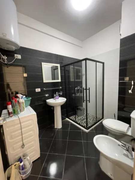 Tirane, jepet me qera apartament 1+1+PARKIM, Kati 4, 75 m² 600 € (BULEVARDI I RI , RRUGA KARL GEGA)