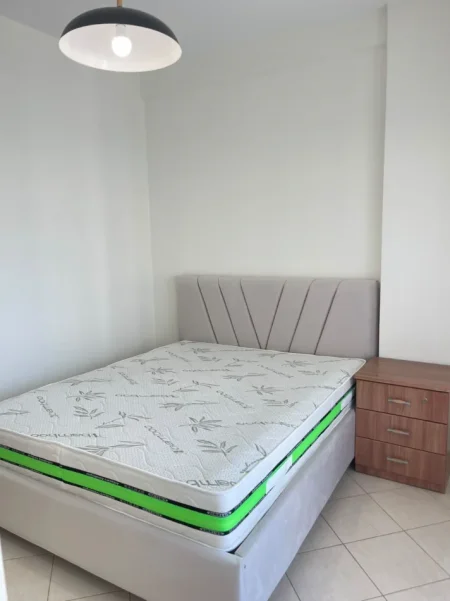 Tirane, jepet me qera apartament 1+1+PARKIM, Kati 4, 75 m² 600 € (BULEVARDI I RI , RRUGA KARL GEGA)