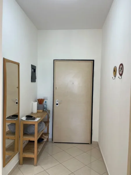 Tirane, jepet me qera apartament 1+1+PARKIM, Kati 4, 75 m² 600 € (BULEVARDI I RI , RRUGA KARL GEGA)