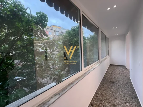 Tirane, jepet me qera zyre Kati 2, 75 m² 1.000 € (RRUGA E BARRIKADAVE)