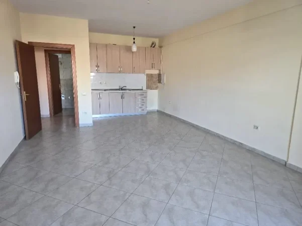 Tirane, jepet me qera apartament 2+1 Kati 3, 120 m² 800 € (Rruga Siri Kodra, Pranë Qendrës Tiranës.)