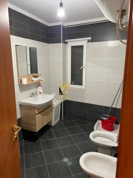 Tirane, jepet me qera apartament 2+1+Ballkon Kati 2, 115 m² 870 € (KOMUNA E PARISIT)