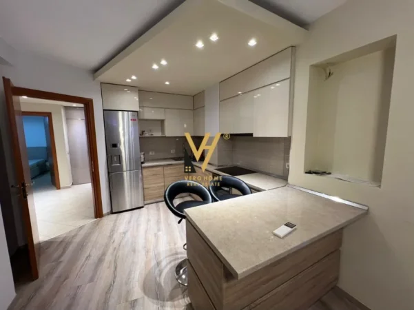 Tirane, jepet me qera apartament 2+1+Ballkon Kati 2, 115 m² 870 € (KOMUNA E PARISIT)