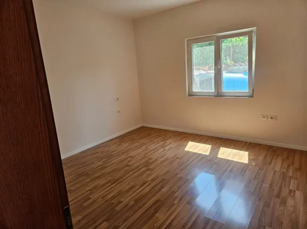 Tirane, jepet me qera Vile 2+1 Kati 1, 100 m² 550 € (Pranë ish AMC-së, Laprakë ,Tiranë)