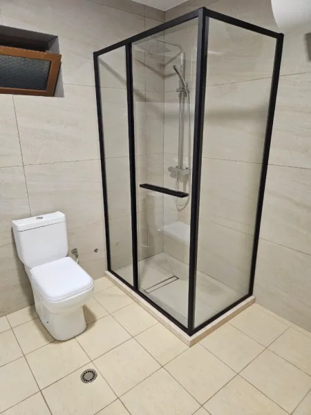Tirane, jepet me qera Vile 2+1 Kati 1, 100 m² 550 € (Pranë ish AMC-së, Laprakë ,Tiranë)
