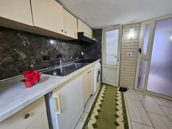 Tirane, jepet me qera apartament 2+1 Kati 2, 100 m² 370 € (Rruga 5 Maji)