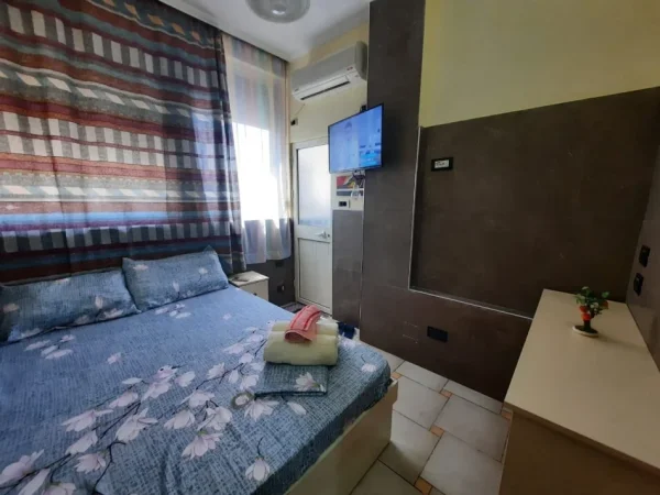Tirane, jepet me qera apartament 1+1 Kati 2, 30 m² 360 € (Rruga 5 Maji)