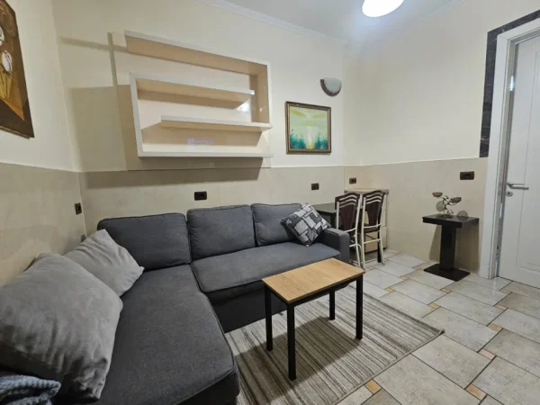 Tirane, jepet me qera apartament 1+1 Kati 2, 65 m² 450 € (Rruga 5 Maji)