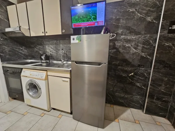Tirane, jepet me qera apartament 1+1 Kati 2, 65 m² 450 € (Rruga 5 Maji)