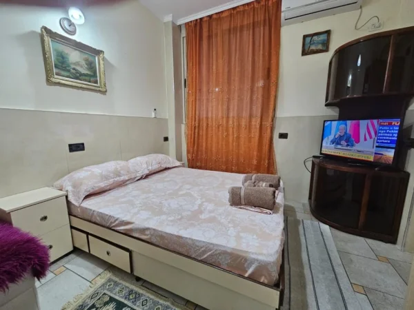 Tirane, jepet me qera apartament 1+1 Kati 2, 65 m² 450 € (Rruga 5 Maji)
