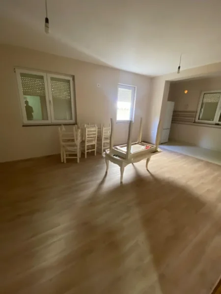 Tirane, jepet me qera apartament 3+1 Kati 1, 120 m² 600 € (Qytet Studenti)