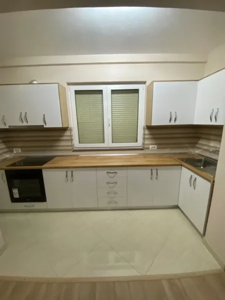 Tirane, jepet me qera apartament 3+1 Kati 1, 120 m² 600 € (Qytet Studenti)