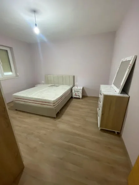 Tirane, jepet me qera apartament 3+1 Kati 1, 120 m² 600 € (Qytet Studenti)