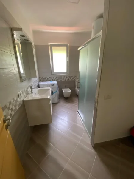 Tirane, jepet me qera apartament 3+1 Kati 1, 120 m² 600 € (Qytet Studenti)