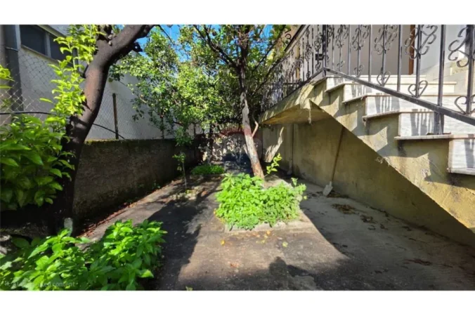 Shqiperi, shitet shtepi 3+1+Ballkon Kati 1, 225 m² (Rruga Demokracia, Vlore)
