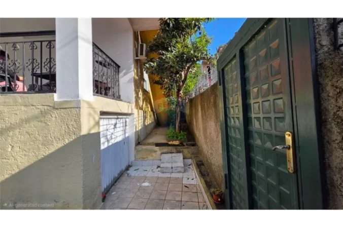 Shqiperi, shitet shtepi 3+1+Ballkon Kati 1, 225 m² (Rruga Demokracia, Vlore)
