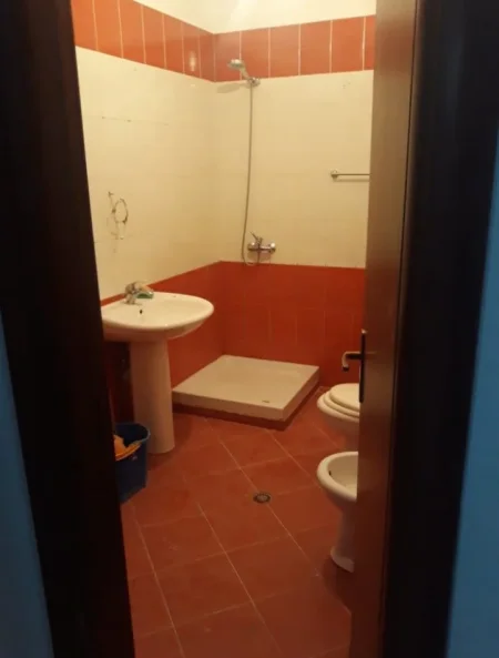 Tirane, jepet me qera apartament 1+1 Kati 4, 62 m² 400 € (Brryli)