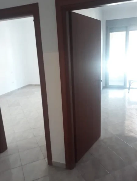 Tirane, jepet me qera apartament 1+1 Kati 4, 62 m² 400 € (Brryli)