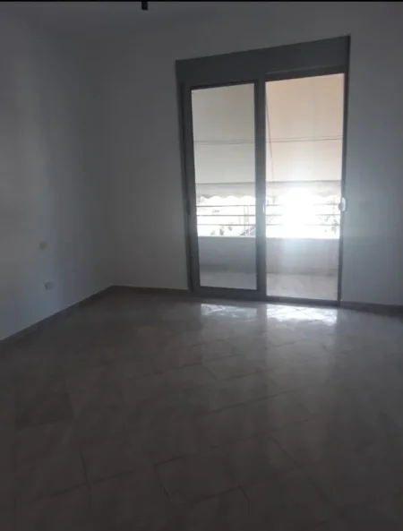 Tirane, jepet me qera apartament 1+1 Kati 4, 62 m² 400 € (Brryli)