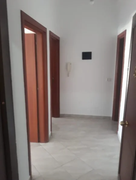 Tirane, jepet me qera apartament 1+1 Kati 4, 62 m² 400 € (Brryli)
