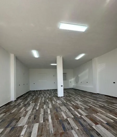 Tirane, jepet me qera magazine Kati 1, 117 m² 500 € (Kodra E. Priftit)