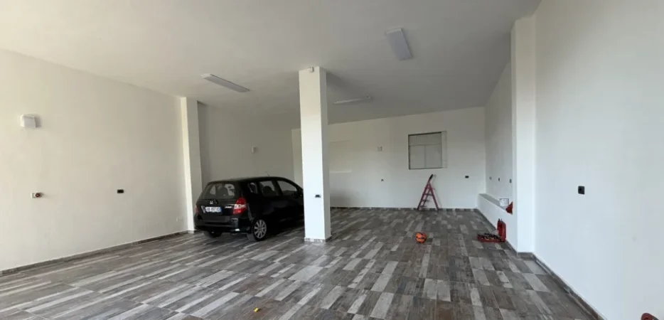 Tirane, jepet me qera magazine Kati 1, 117 m² 500 € (Kodra E. Priftit)