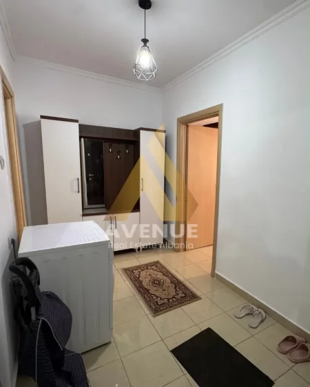 Shitet Apartament 1+1 i Mobiluar, Pranë QSUT, përballë Shkollës “Bajram Curri”, Tiranë