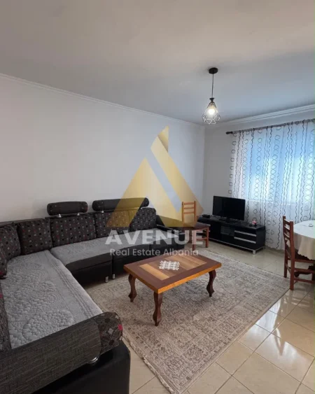 Shitet Apartament 1+1 i Mobiluar, Pranë QSUT, përballë Shkollës “Bajram Curri”, Tiranë