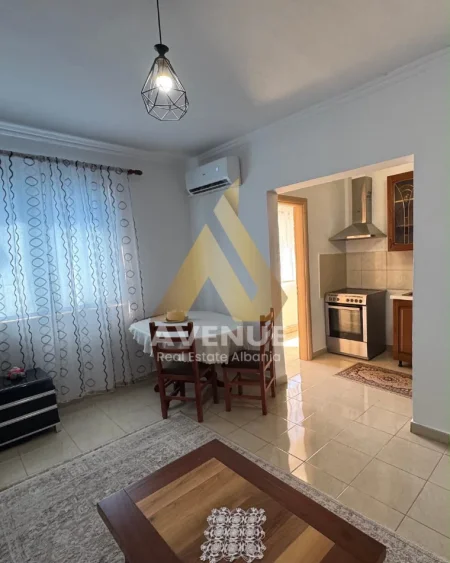 Shitet Apartament 1+1 i Mobiluar, Pranë QSUT, përballë Shkollës “Bajram Curri”, Tiranë
