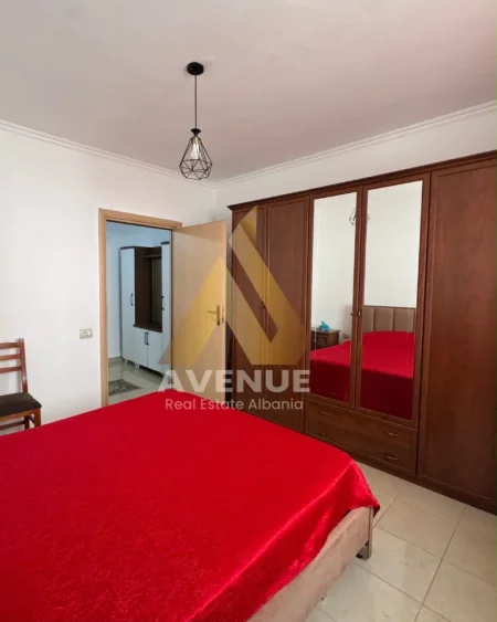 Shitet Apartament 1+1 i Mobiluar, Pranë QSUT, përballë Shkollës “Bajram Curri”, Tiranë