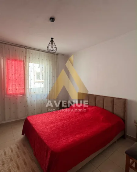 Shitet Apartament 1+1 i Mobiluar, Pranë QSUT, përballë Shkollës “Bajram Curri”, Tiranë