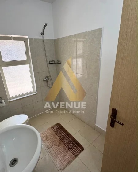 Shitet Apartament 1+1 i Mobiluar, Pranë QSUT, përballë Shkollës “Bajram Curri”, Tiranë