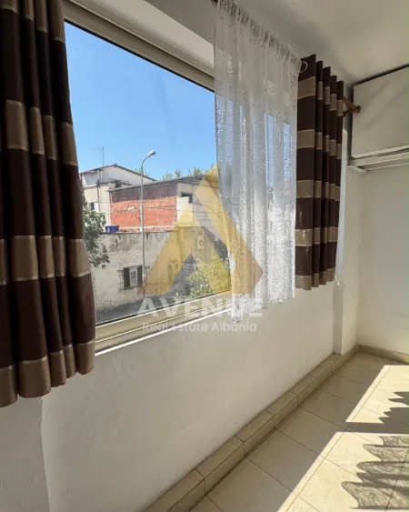 Shitet Apartament 1+1 i Mobiluar, Pranë QSUT, përballë Shkollës “Bajram Curri”, Tiranë