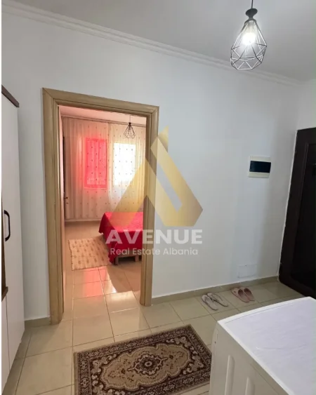 Shitet Apartament 1+1 i Mobiluar, Pranë QSUT, përballë Shkollës “Bajram Curri”, Tiranë