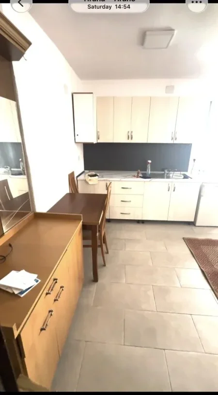 Tirane, jepet me qera apartament Studio Kati 3, 35 m² 350 € (Prane Medreses, Rruga Ferit Xhajko)