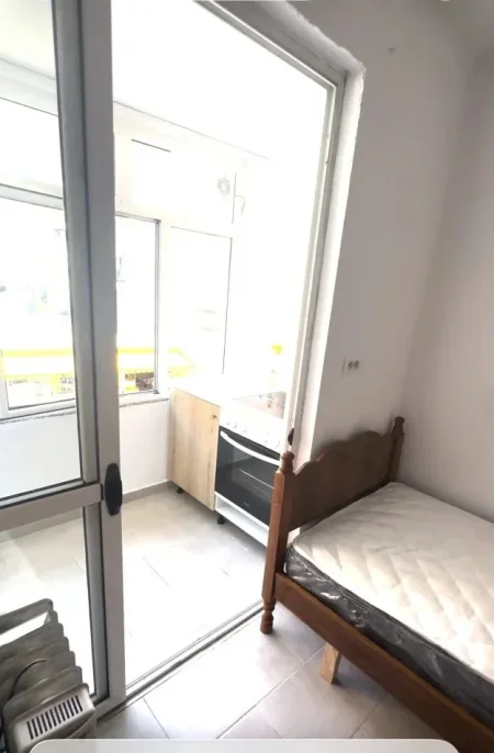 Tirane, jepet me qera apartament Studio Kati 3, 35 m² 350 € (Prane Medreses, Rruga Ferit Xhajko)