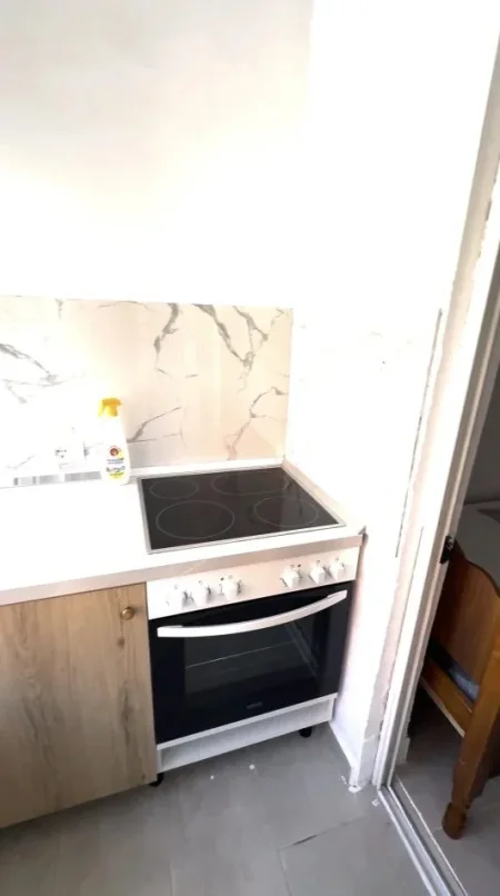 Tirane, jepet me qera apartament Studio Kati 3, 35 m² 350 € (Prane Medreses, Rruga Ferit Xhajko)