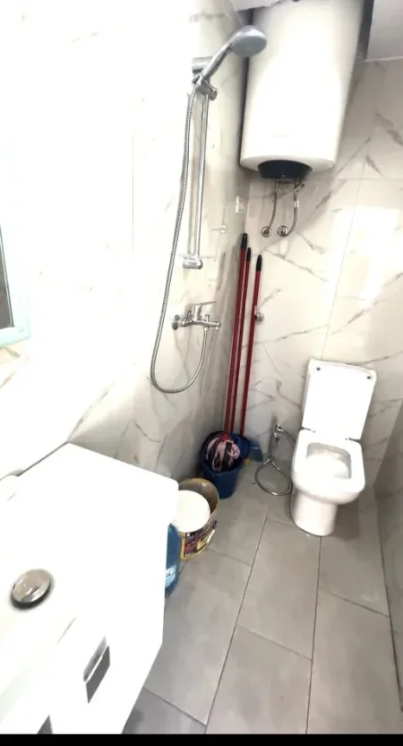 Tirane, jepet me qera apartament Studio Kati 3, 35 m² 350 € (Prane Medreses, Rruga Ferit Xhajko)
