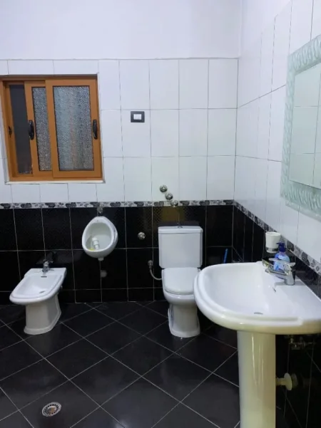 Tirane, jepet me qera Banesë  2+1 ,Kati 3, 126 m² ,Mobiluar, Çmimi 60.000 Lekë të Reja, (Rruga Pal Hasa,Zona 5 Majit, Tiranë)