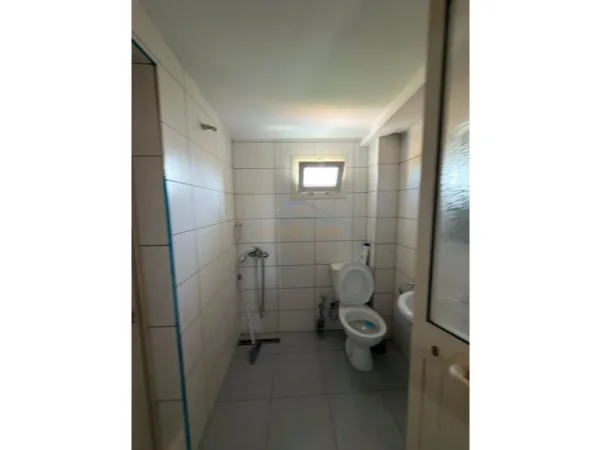 Shitet, Vilë 2-katëshe, Kodër Babrru.  42,000,000 Lekë 0696069906