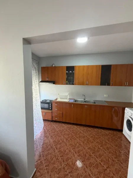 Tirane, jepet me qera 1+1+Ballkon , 450 € 