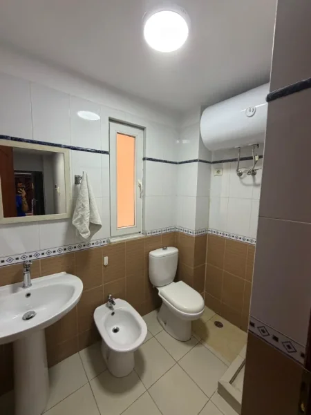 Tirane, jepet me qera 1+1+Ballkon , 450 € 