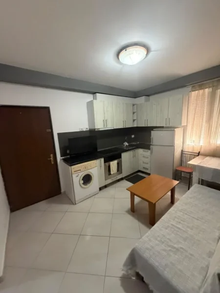 Tirane, jepet me qera apartament 1+1 Kati 3, 50 m² 450 € (Rruga Fortuzi)
