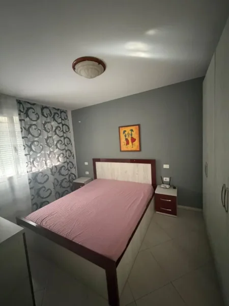 Tirane, jepet me qera apartament 1+1 Kati 3, 50 m² 450 € (Rruga Fortuzi)