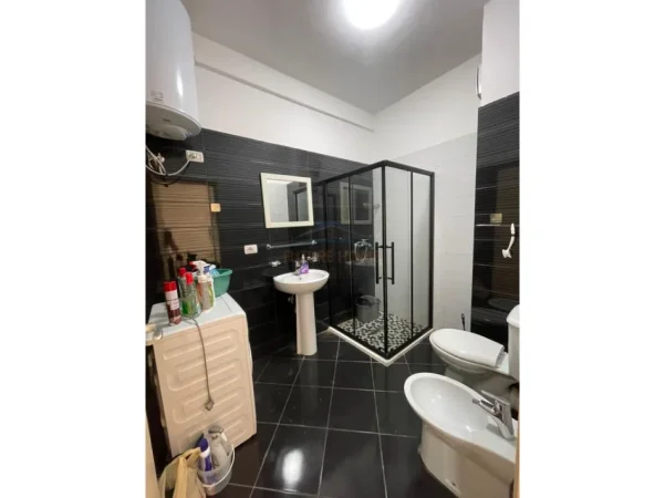 Tirane, jepet me qera apartament 1+1+Post Parkimi,  Kati 4, 75 m² (Rruga Karl Gega, Stacioni i Trenit)  Kontaktoni per Cmimin
